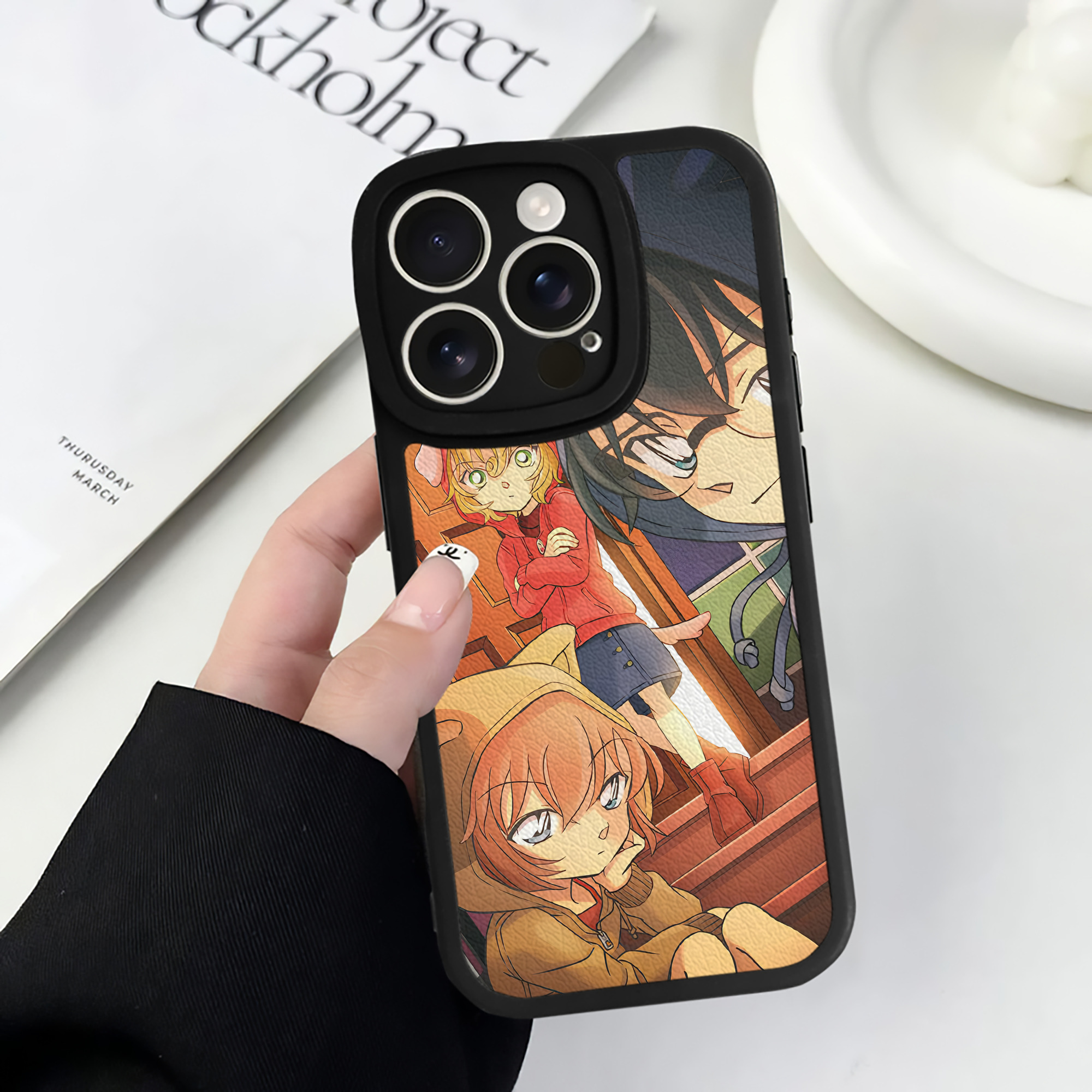 （画像用） 名探偵コナン Detective Conan 【iPhone 16シリーズ対応】シリコンスマホケース（レザー調） 材質：シリコン
